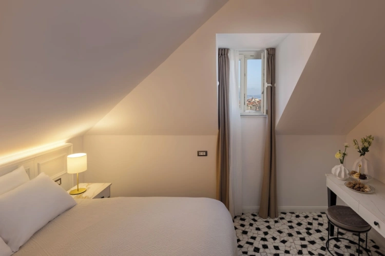Deluxe Attic room