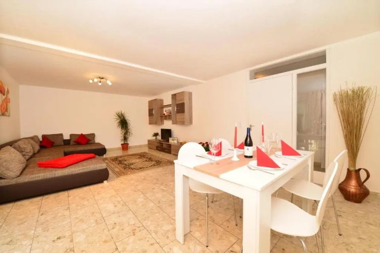 2 Bedrooms Apartment
