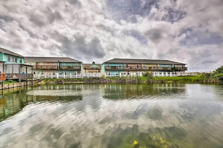 Near Beach & Golfing: Port Aransas Condo w/ Deck