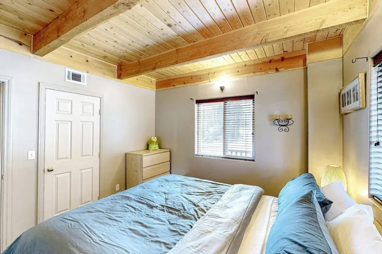 3BR w/ Views, Ping-pong, Deck, & Fireplaces