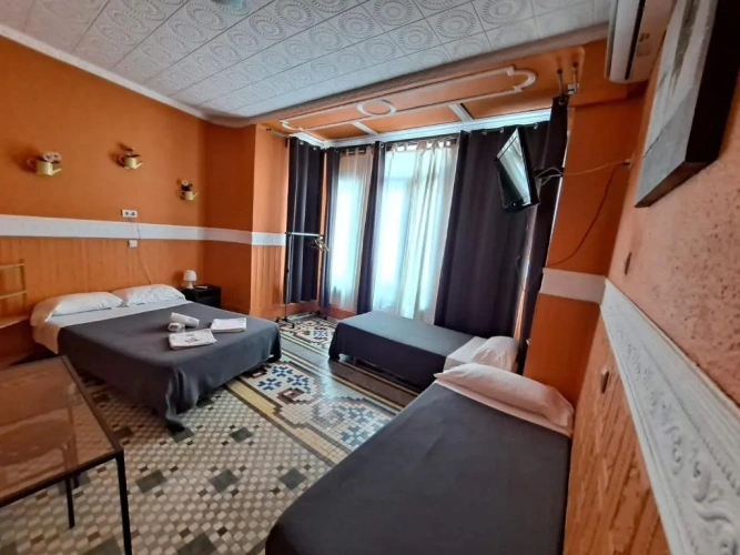 Standard Triple room with city view