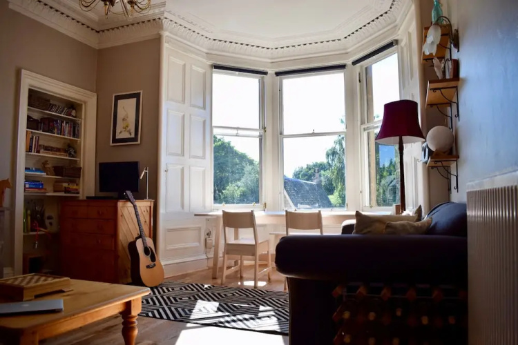 2 Bedroom Traditional Edinburgh Flat