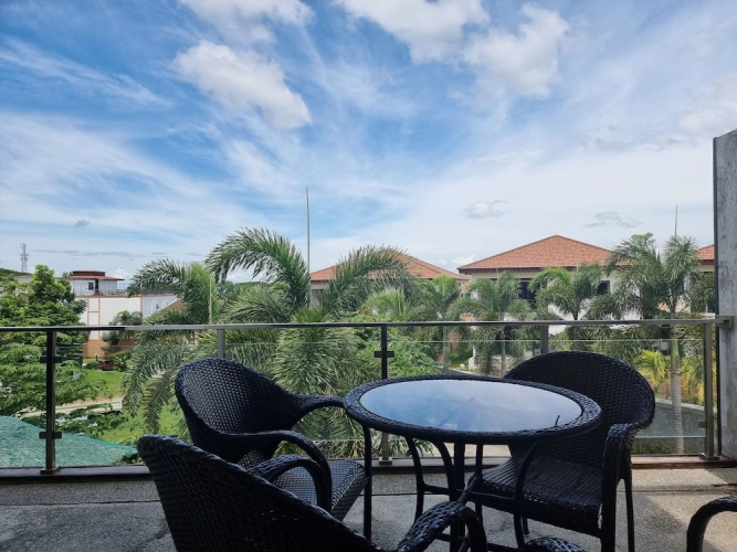 5 Bedrooms Villa