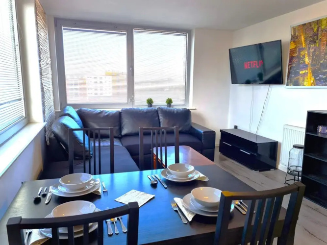 2 bedroom Central Flat with Parking
