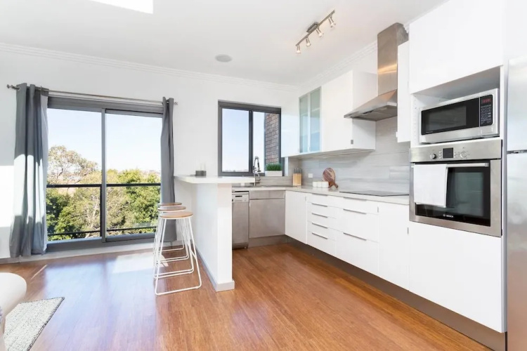 Beachside Apartment with Stunning Views & Parking