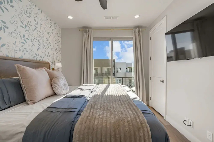 Sandy Cheeks 6 Bedroom Townhouse