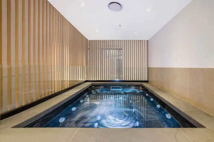 Modern, Executive 1 Bedroom Apartment With Balcony