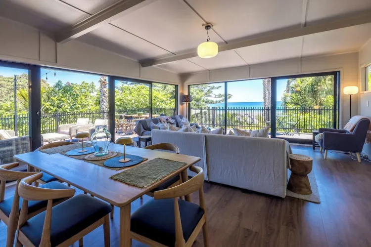 Moana Beach House - Absolute Beachfront