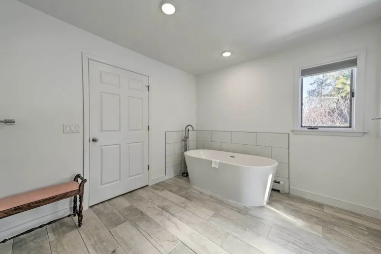 2 Living Areas, Tennis! Waterfront Suttons Bay Gem