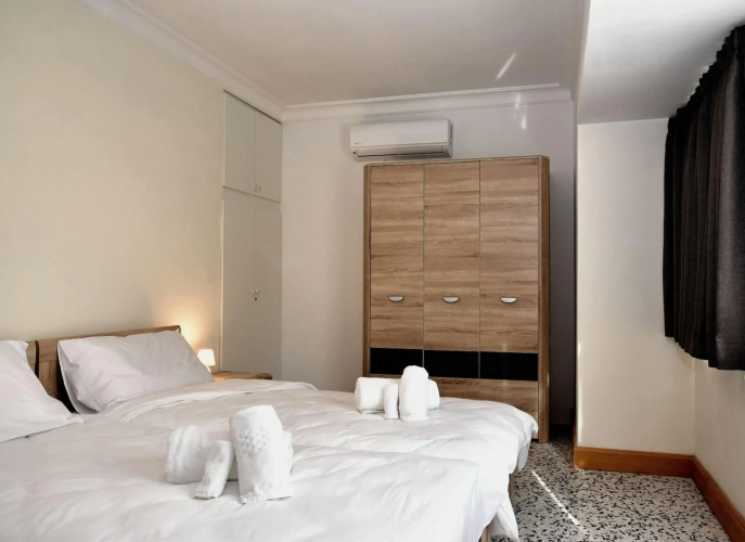 2 bedroom, central and spacious with sea view