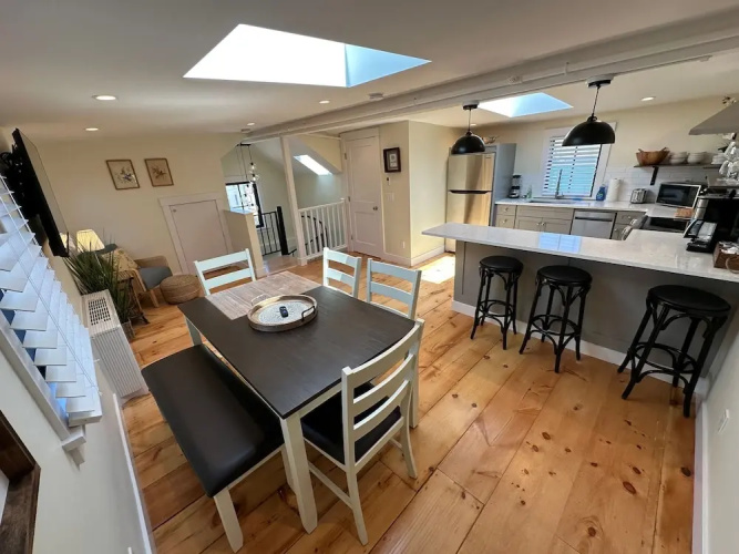 Prime Location Renovated House 6 bed 4 Bath
