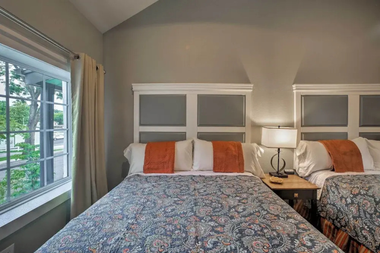 Fire Pit Access: Cozy Dtwn Branson Cottage!