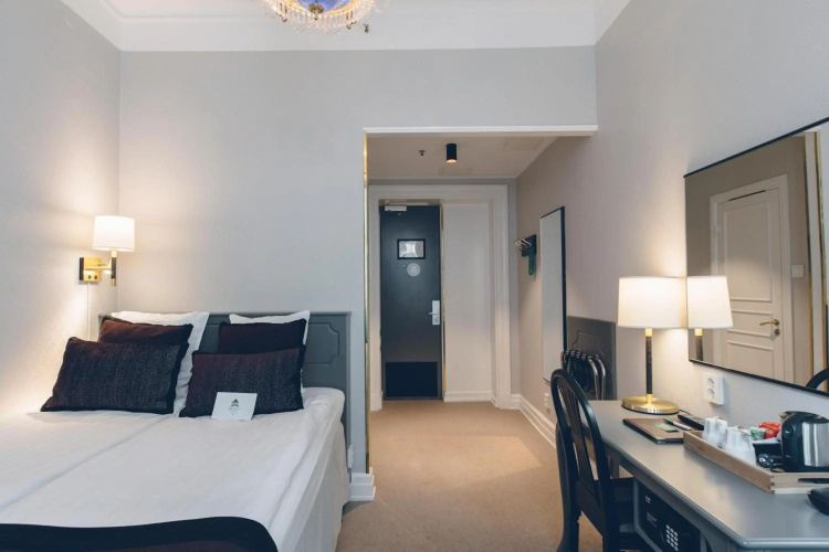 Crystal Plaza Hotel