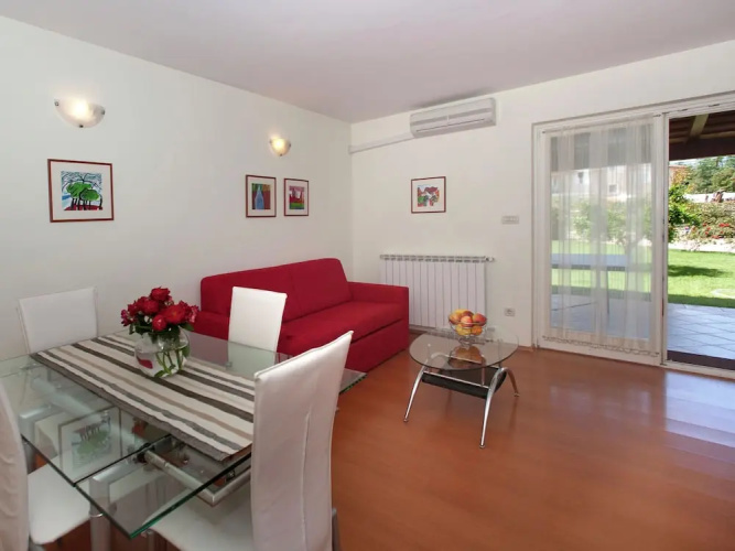 Apartment with Shared Pool, Terrace, A/C And Wifi 800 M From the Beach