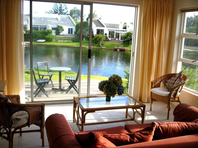 Tranquil Waterside Cottage for two
