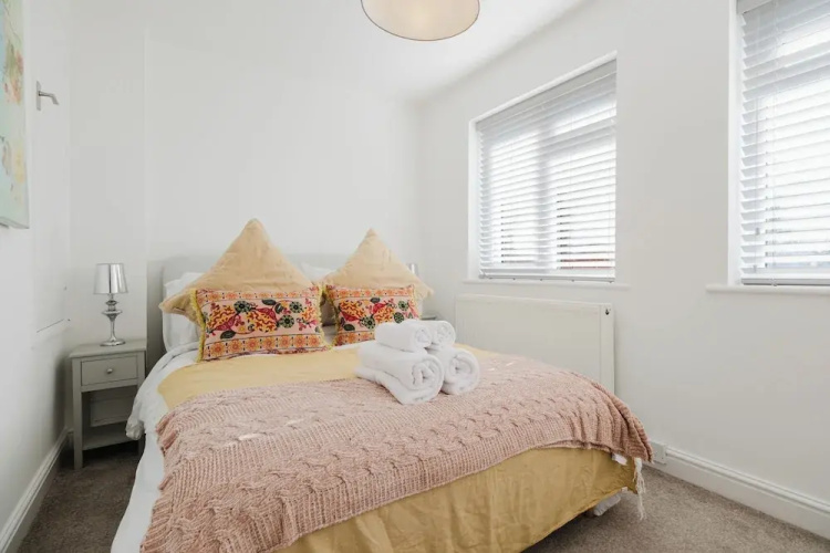 Corner House - Bright 2BD in Cheltenham