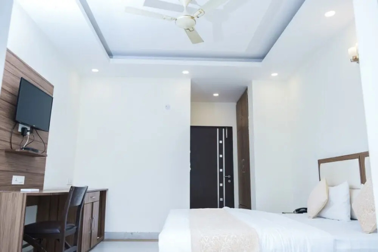 Capital O 87040 Hotel Kesar
