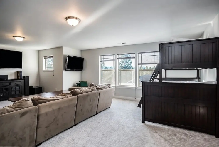 Flagline Trail 5 Bedroom Home by RedAwning