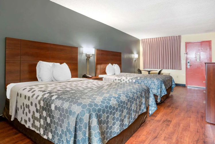 Econo Lodge Inn & Suites Forest