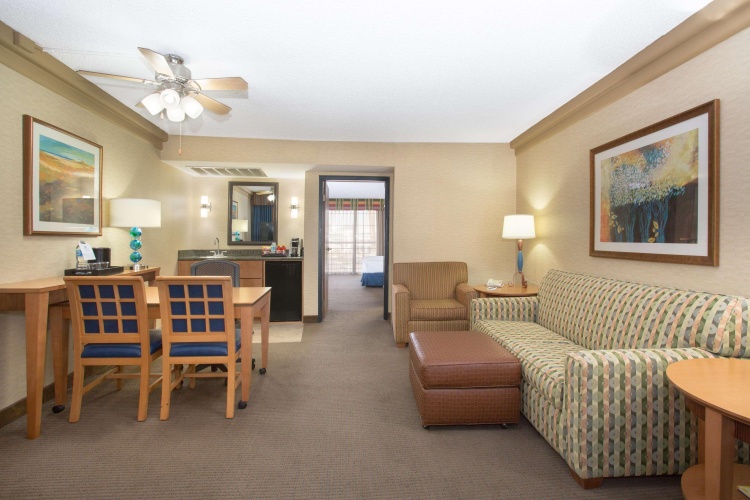 Embassy Suites by Hilton Phoenix Biltmore photo 13