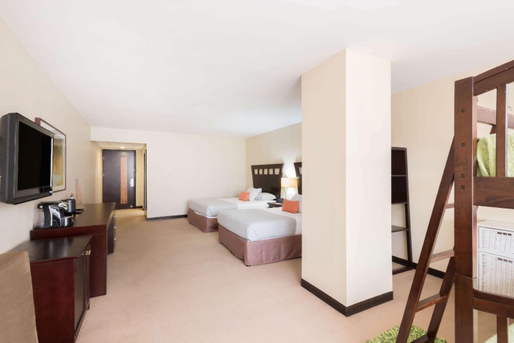 Sextuple Family Suite
