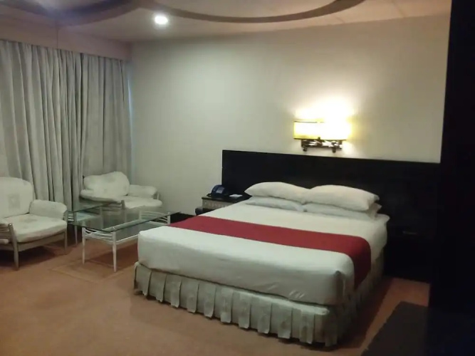 Hotel Leader's Inn