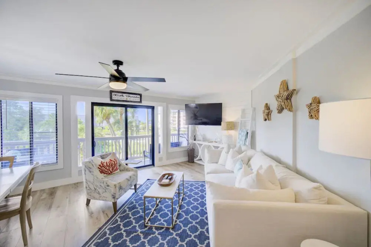 Triton Balcony w/ Pool View, Chic Design