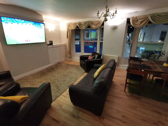 House - Sleeps up to 14 & Parking Available