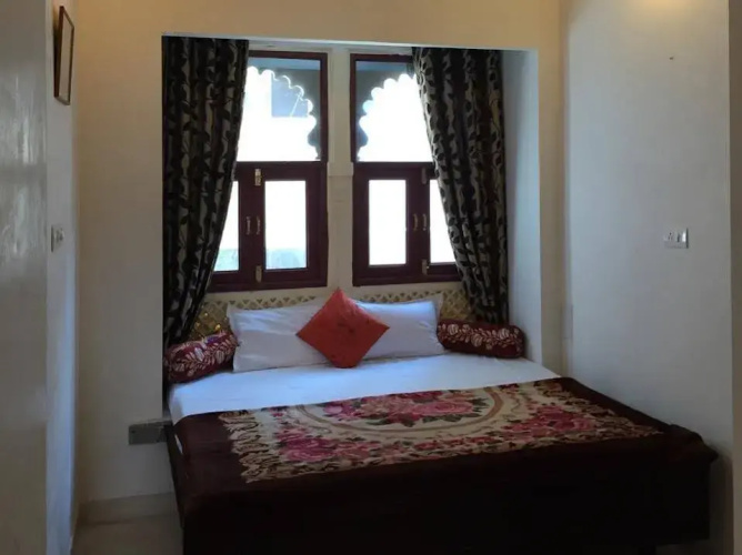 Lake Paradise Hotel
