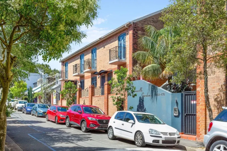 Spacious 2-bed Townhouse With a Lush Courtyard