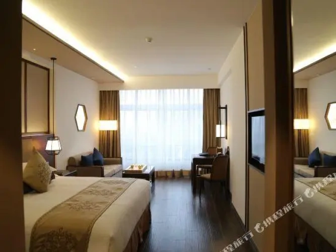 Deluxe Club Suite