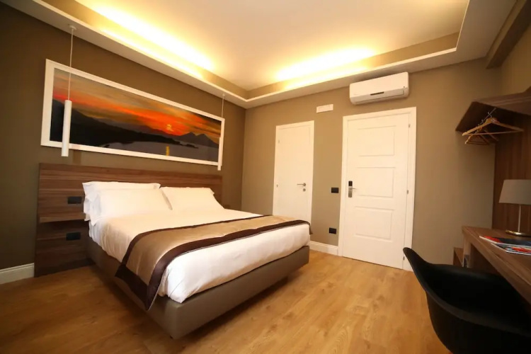 7th Floor Suite