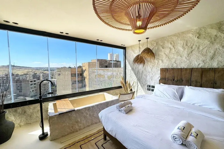The 2 BDR Pyramids Vista w/ Bathtub