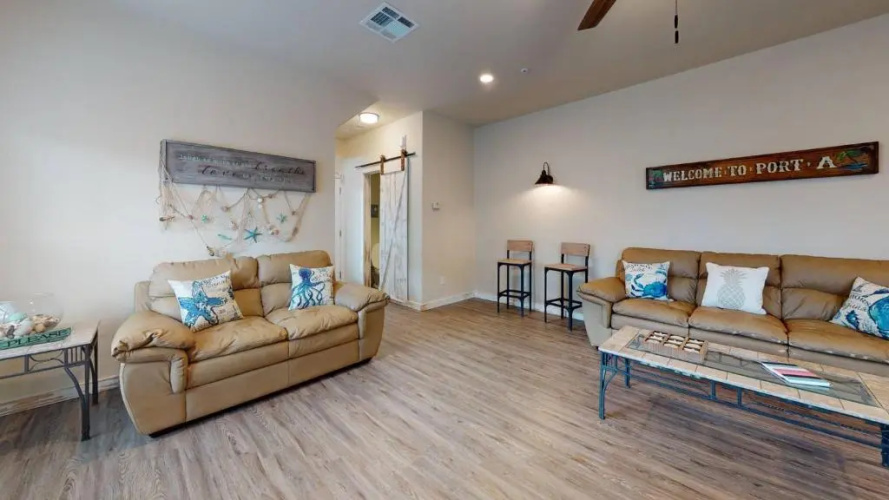 MC05 Upscale Condo, Shared Pool, Close to Beach