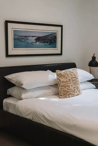 Comfy 1-bed With Spacious Courtyard & Parking