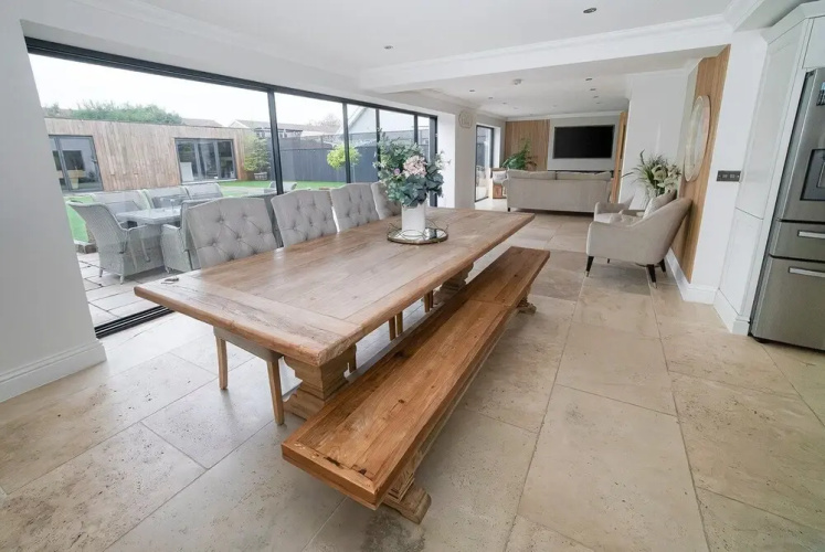Modern 5-bed Retreat With Parking
