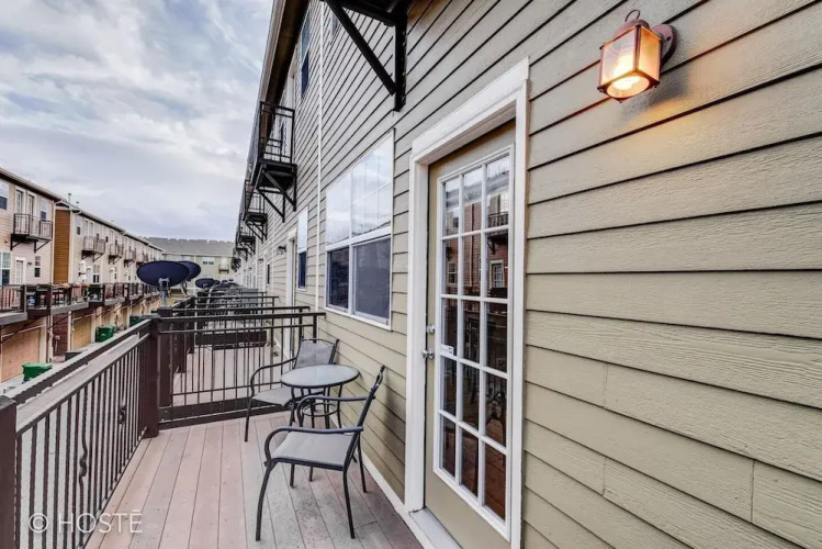 3BR Downtown Townhome /w Stunning Balcony Views!