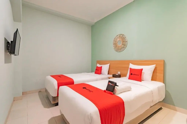 RedDoorz Deluxe Twin room