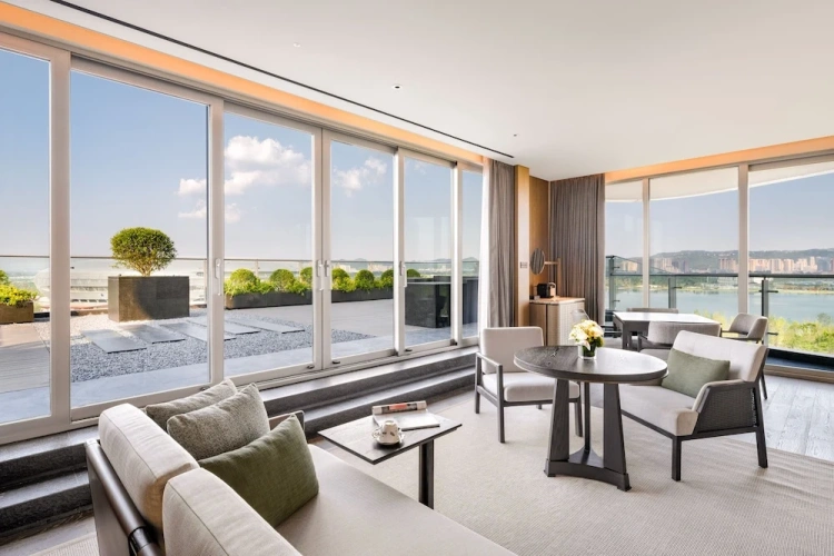 Deluxe Double Suite with lake view