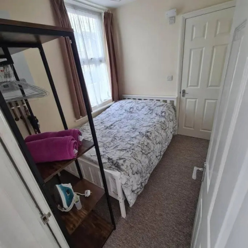Groundfloor 1 bedroom apartment with free parking!