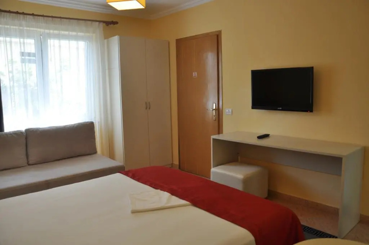 Pik Loti Hotel