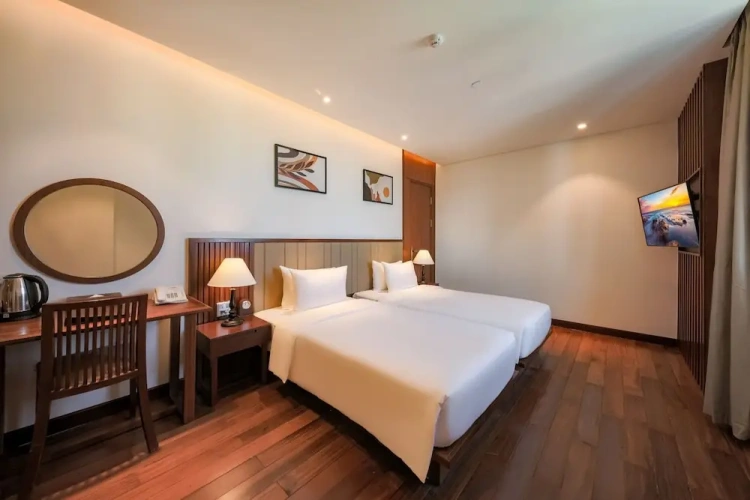 Deluxe Twin room with partial sea view