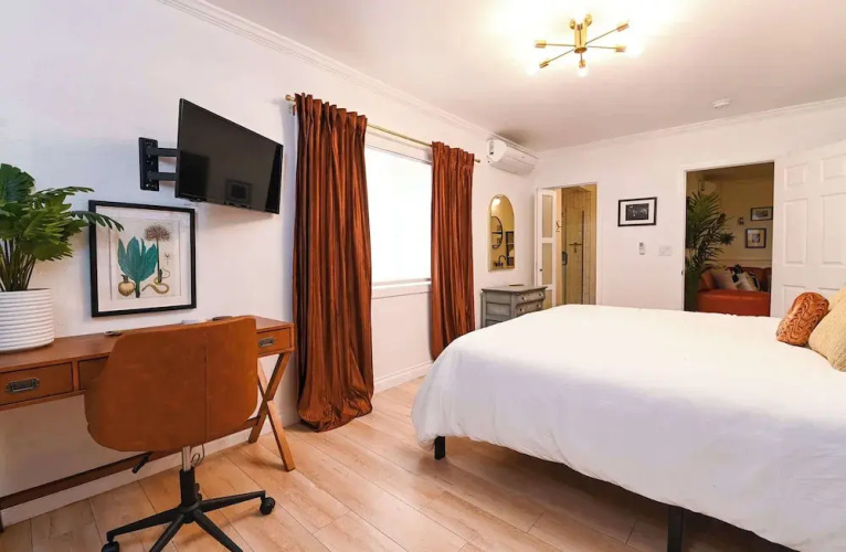 Immaculate 3bdr Private Bungalow, Walk to Beach!