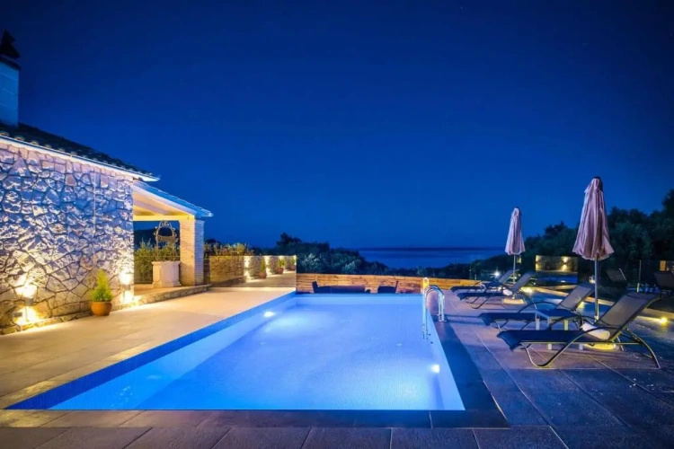 2 Bedrooms Quadruple Villa
