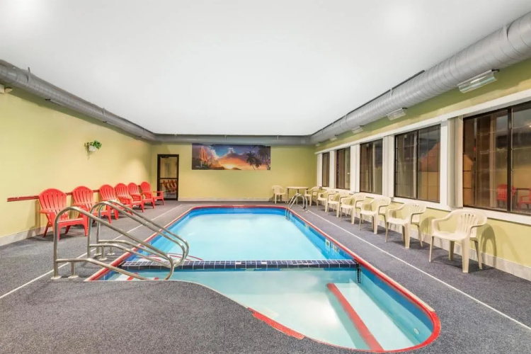 Days Inn And Suites Youngstown / Girard Ohio - Youngstown, OH