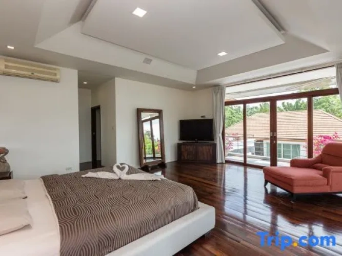 5 Bedrooms Villa