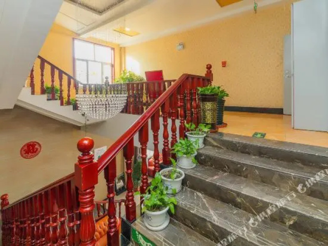Jinbaoxiang Business Hotel(伊宁金宝祥酒店)