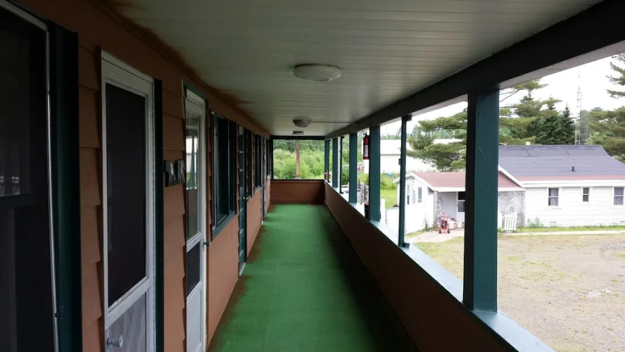 Bear Paw Inn