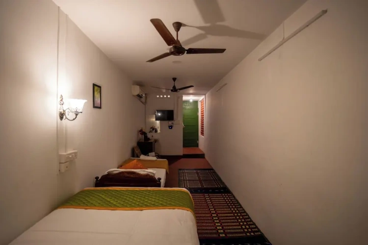 Standard Triple room