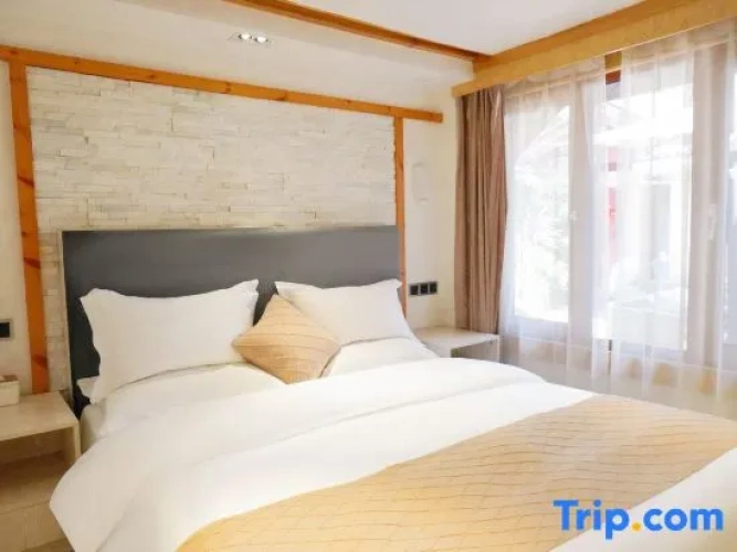 Twin Suite with courtyard view